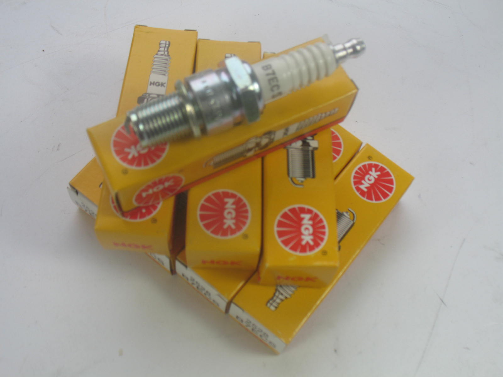 IGA05 Rover V8 Spark Plugs x 8 ACT Performance Products your source